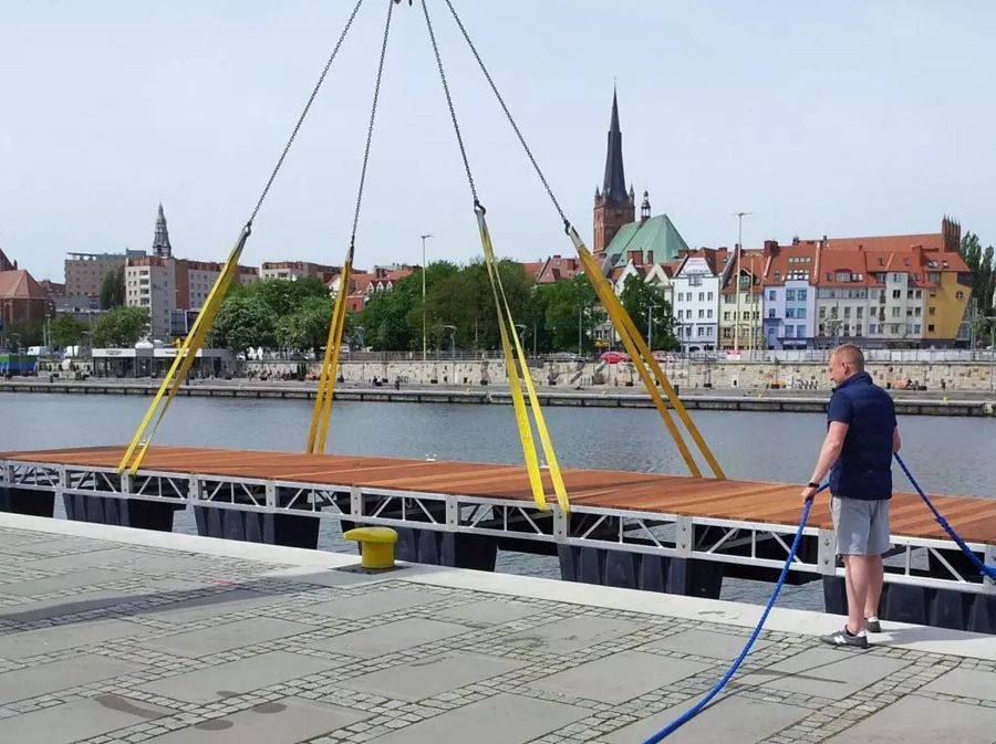 Oryginalne zdjęcie platformy AluBoats przy nabrzeżu w Szczecinie
